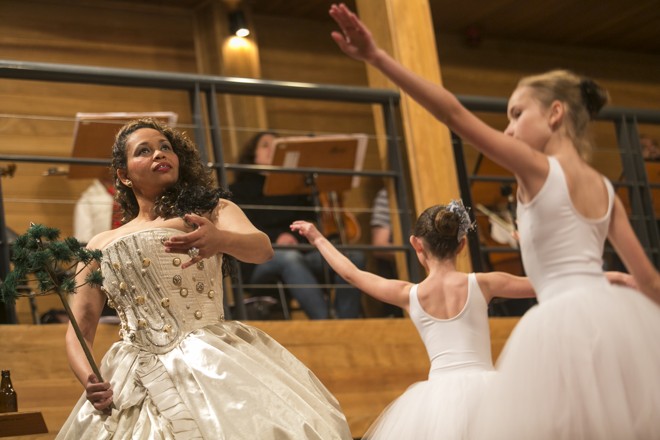 A “fada” curitibana e seu séquito de bailarinas. | Marcelo Andrade/Gazeta do Povo