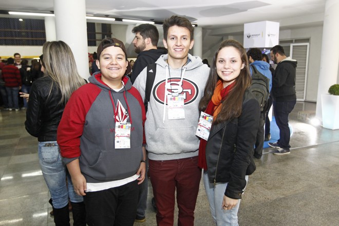 Na foto os estudantes Gustavo Brito de 15 anos, o Renan de Brito de 19 anos e a Nathalia Zotti de 18 anos, participantes do Curitiba Social Media | Antônio More/Gazeta do Povo