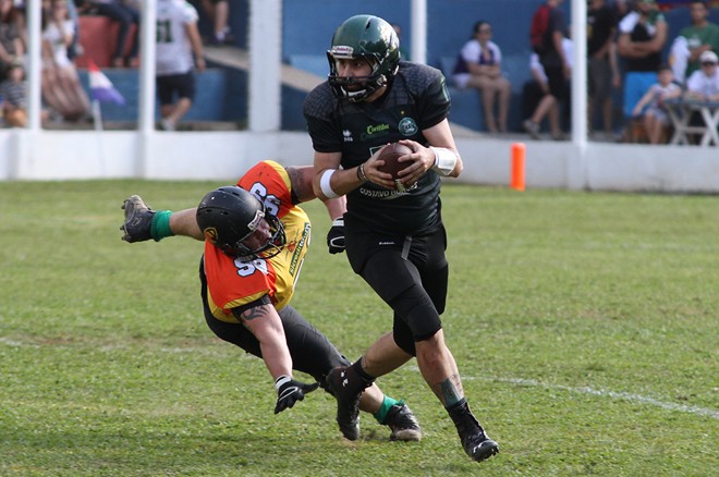 Quarter back Toddy arma jogada para o Coritiba Crocodiles contra o Cuiabá Arsenal. | Julia_Hak / Divulgação