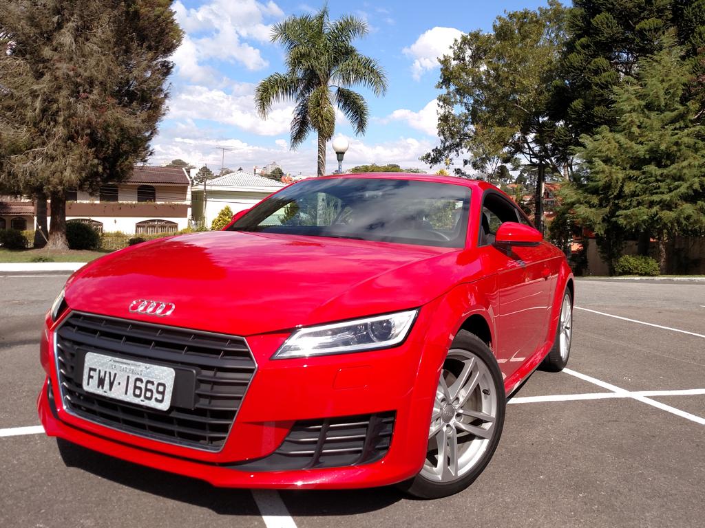 Inspirado no R8, o novo TT teve a largura da grade ampliada e incorporou full-led aos faróis. | Renyere Trovão/Gazeta do Povo