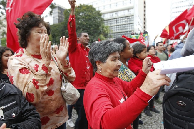 Representando a APP Sindicato na manifestação, Marlei Fernandes pediu a ampliação das lutas pelo fim da violência contra as mulheres | Jonathan Campos/Gazeta do Povo