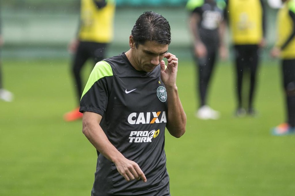 Jogador do Coxa quebrou o nariz em uma dividida de bola no jogo com o Goiás. | Marcelo Andrade/Gazeta do Povo