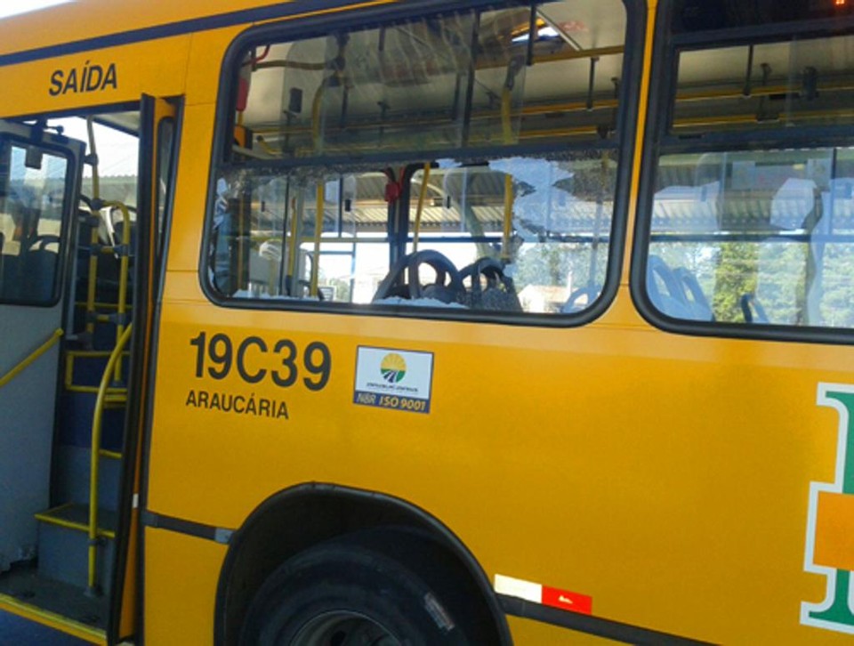 Ônibus da linha Araucária-Curitiba foi depredado pelas torcidas do Coritiba e Atlético Paranaense. | Foto: Colaboração/