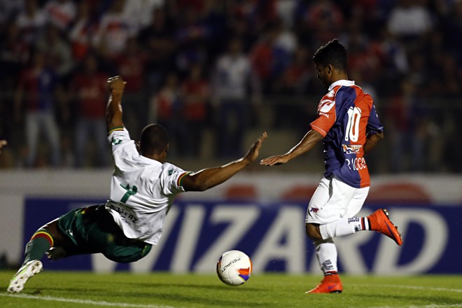 Meia Danielzinho, do Paraná, disputa a bola na partida contra o Sampaio Corrêa. | Albari Rosa/Gazeta do Povo