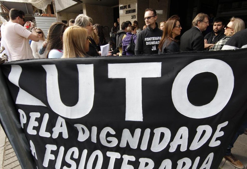 Fisioterapeutas protestam em frente à sede regional de Curitiba da ANS | Aniele Nascimento/Gazeta do Povo