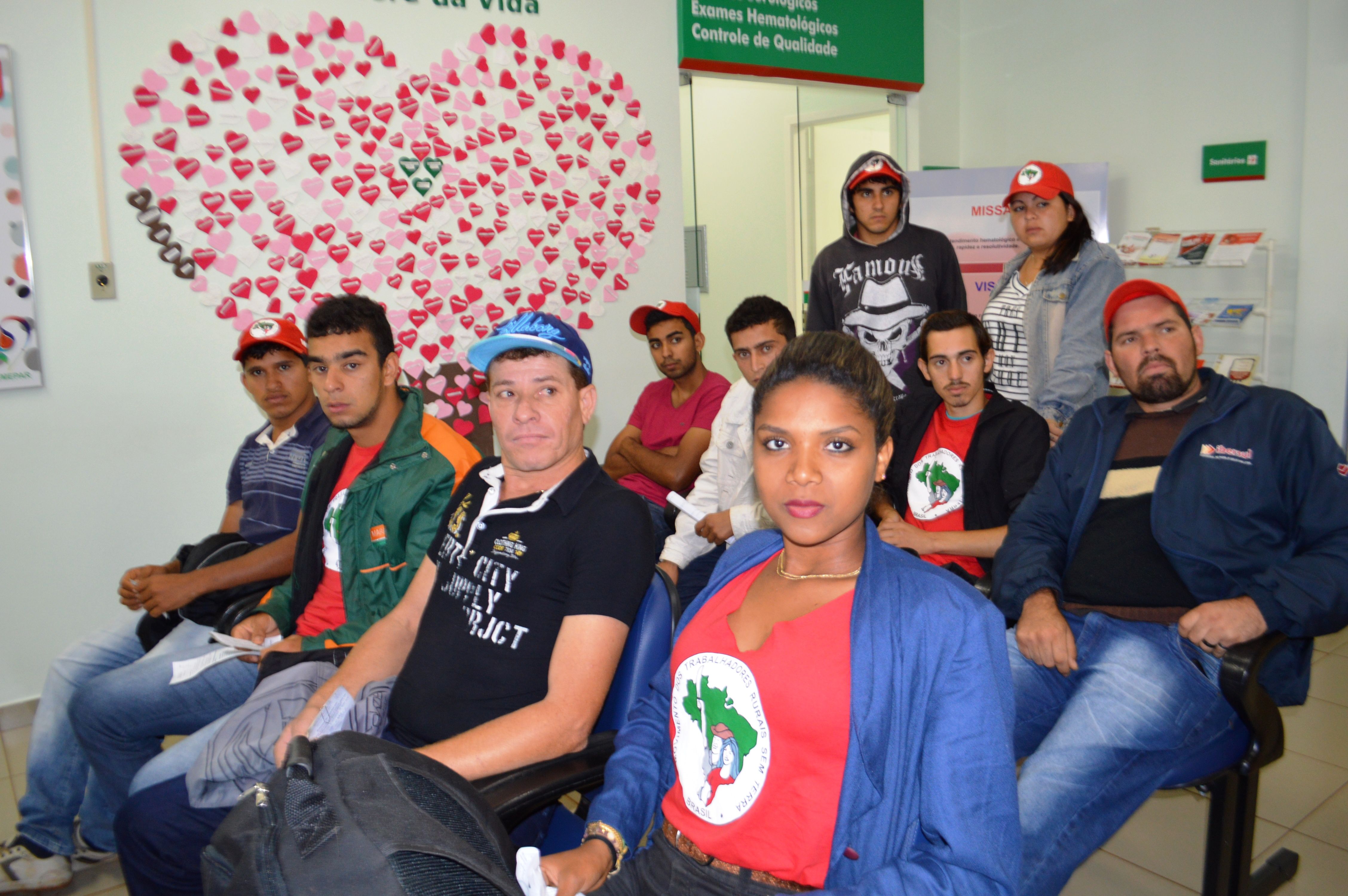 25 jovens sem-terra do acampamento Dom Tomás Balduíno: doação de sangue. | Luiz Carlos da Cruz/Gazeta do Povo