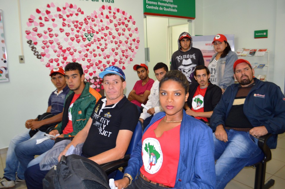 25 jovens sem-terra do acampamento Dom Tomás Balduíno: doação de sangue. | Luiz Carlos da Cruz/Gazeta do Povo