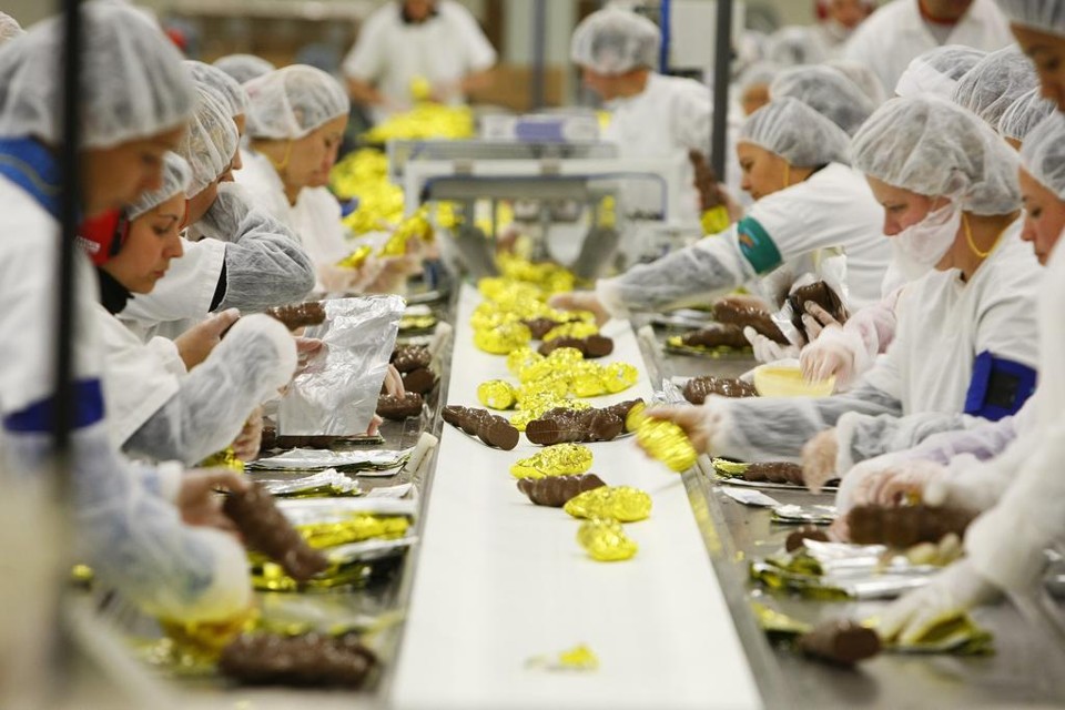 Fábrica da Lacta em Curitiba: pressão para corte de custos. | Daniel Castellano / Gazeta do Povo