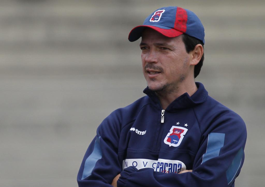 Fernando Diniz pegou apenas um jogo de suspensão por ter falado ao telefone com o goleiro Felipe Alves no banco de reservas. | Jonathan Campos/Gazeta do Povo