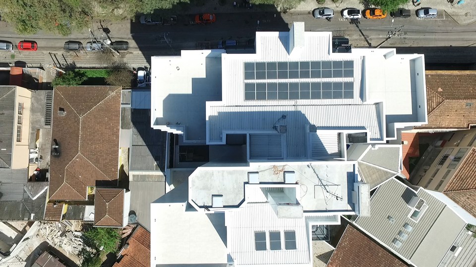 Empreendimento Ucrânia Champagnat Residence, da  Swell Construção e Incorporações: placas solares  aquecem a água dos  22 apartamentos. | DronEyess