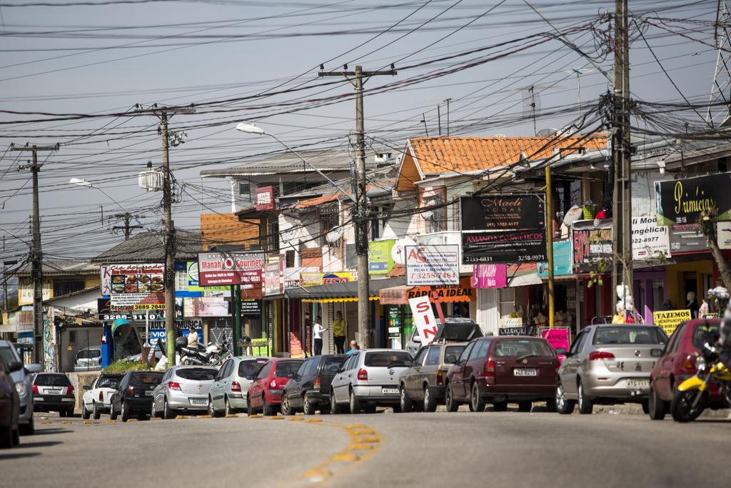 Concentração de casas comerciais substituiu as residências familiares ao longo da via. Trânsito e barulho intenso são principais problemas da Derosso. | Brunno Covello / Gazeta do Povo