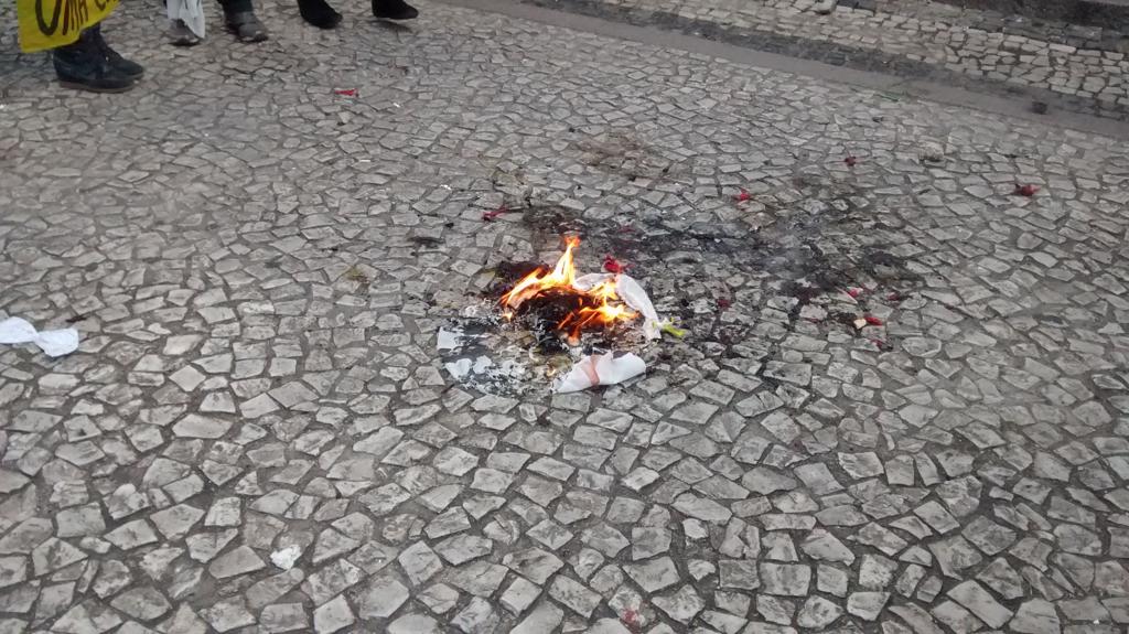 Camiseta vermelha foi queimada na Praça Santos Andrade | Angieli Maros
