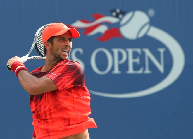 O espanhol Fernando Verdasco explorou o vermelho com manchas, em um uniforme com pouco contrastes. | Jerry Lai/USA Today Sports