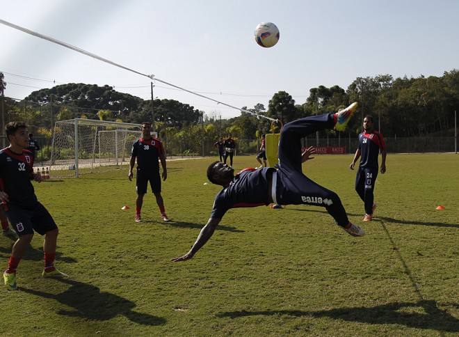 Futevôlei no desfecho do treinamento: momento de recreação com a bola. | Jonathan Campos/Gazeta do Povo