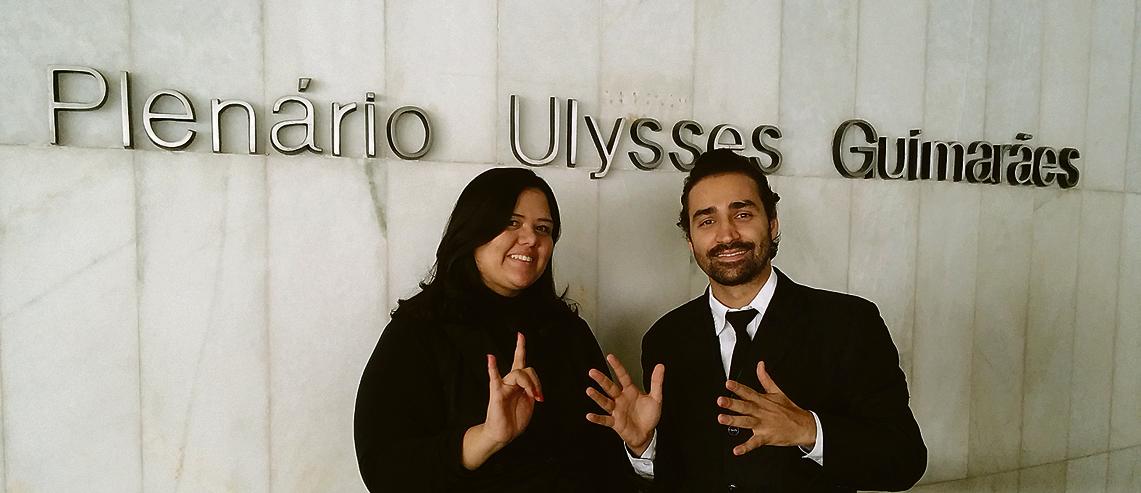 Aline Mendes e Daniel Madureira: momentos de bate-boca entre deputados exigem jogo de cintura dos intérpretes da Casa. | André Gonçalves/Gazeta do Povo