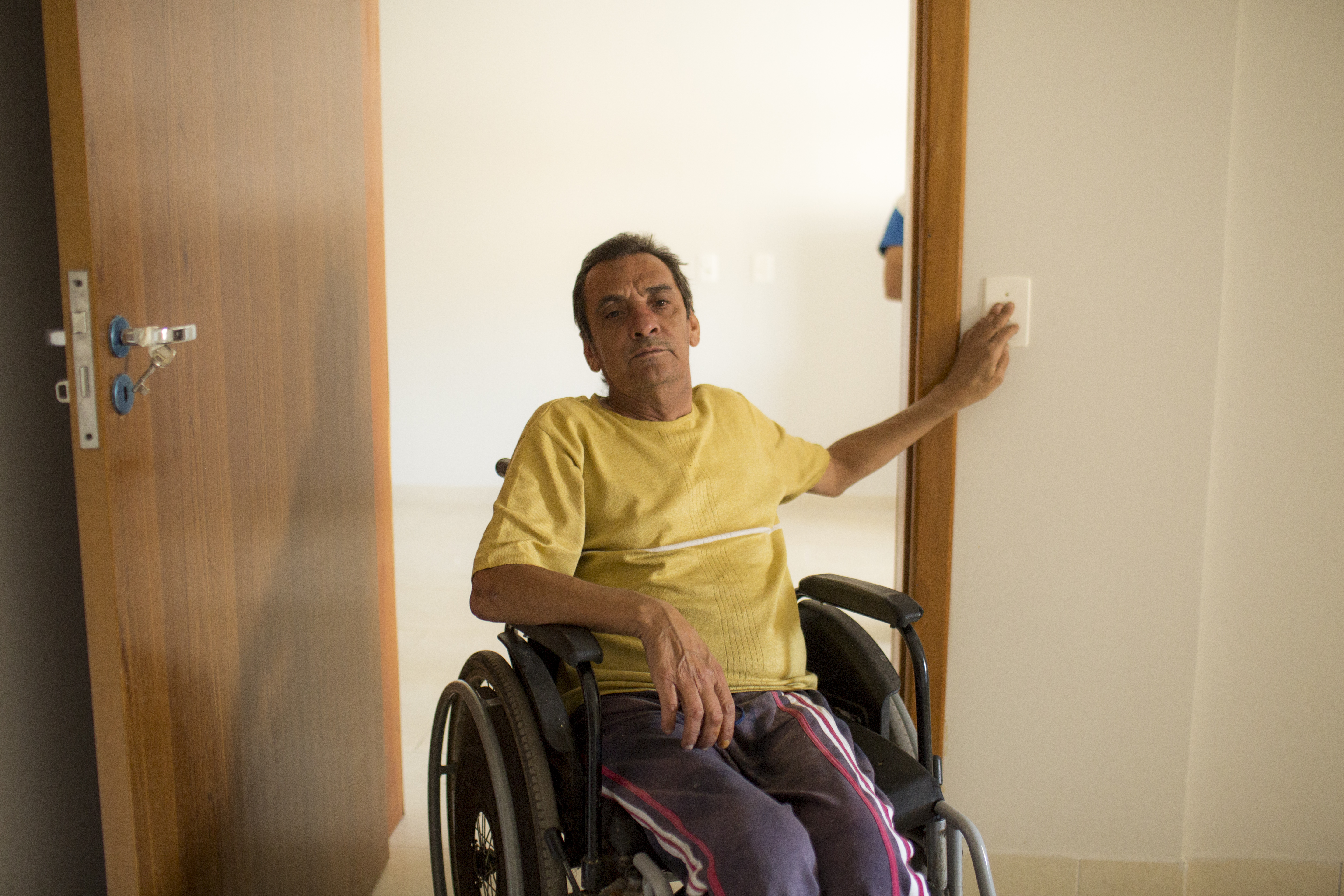 O cadeirante Jadir de Carvalho, 54, O aprovou as portas mais largas e os interruptores mais baixos, ao visitar um dos apartamentos adaptados. | Brunno Covello/Gazeta do Povo
