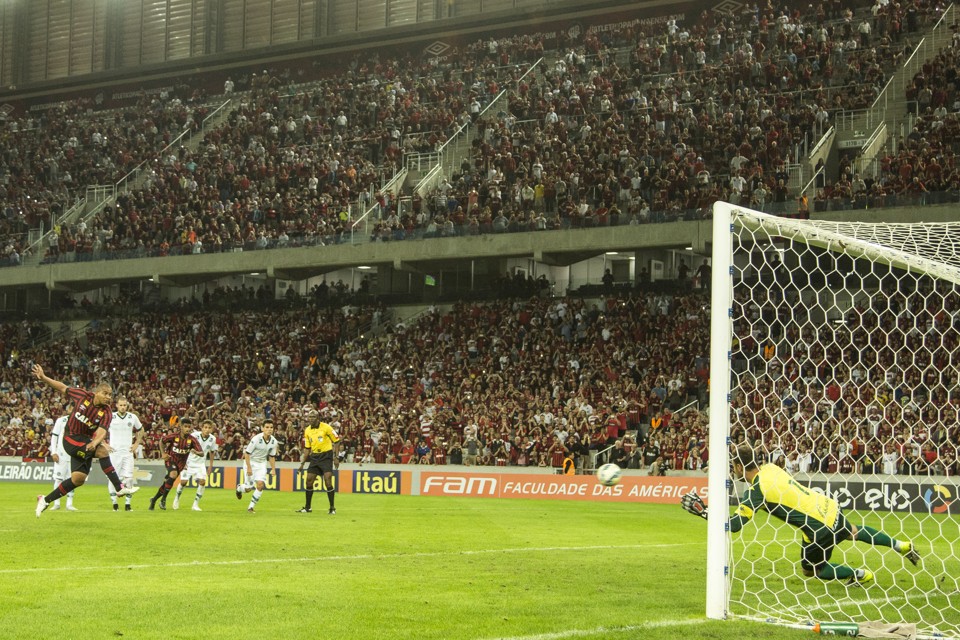 Walter cobra pênalti com força e amplia para 2 a 0 o marcador na Arena. | Marcelo Andrade/Gazeta do Povo