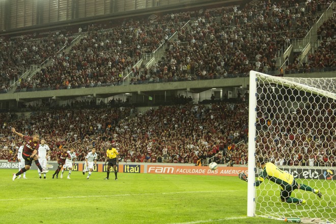 No segundo tempo, após cobrança de pênalti, atacante Walter marcou o segundo. | Marcelo Andrade/Gazeta do Povo