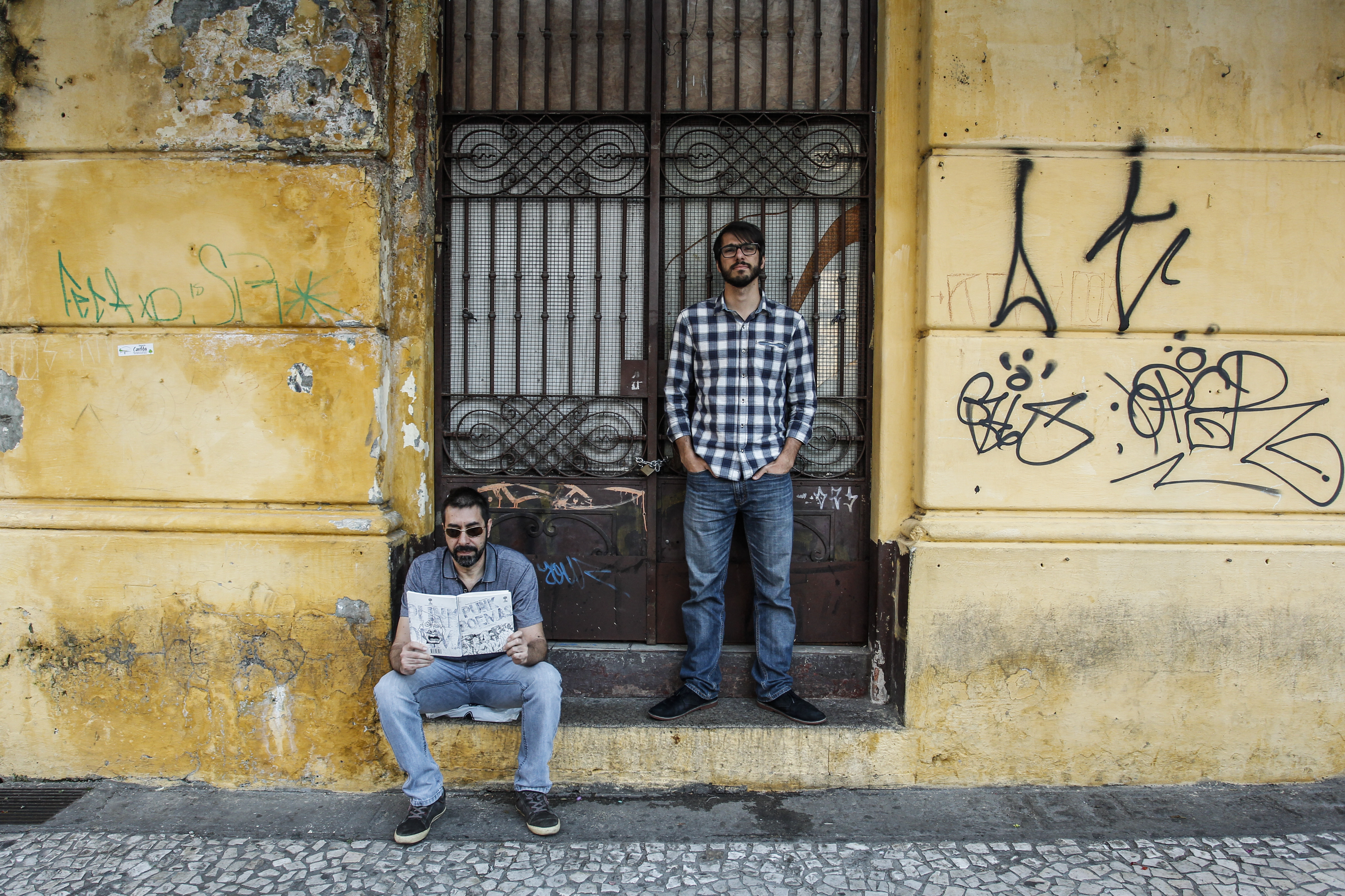 Luiz Claudio Oliveira e Osvalter Urbinati: livro que remete aos fanzines mimeografados dos anos 1980. | Daniel Castellano/Gazeta do Povo