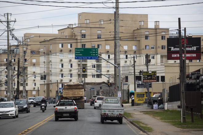 Grandes condomínios no início da rua, no bairro Xaxim. | Brunno Covello/Gazeta do Povo