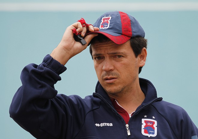 Fernando Diniz, técnico do Paraná, observa atividade dos jogadores. | Jonathan Campos/Gazeta do Povo