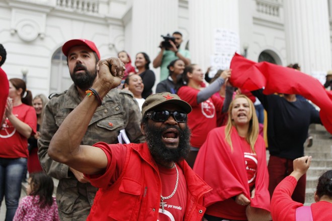 A multidão proferiu gritos como “Fora Cunha” , em referência ao presidente da Câmara dos Deputados, Eduardo Cunha | Jonathan Campos/Gazeta do Povo