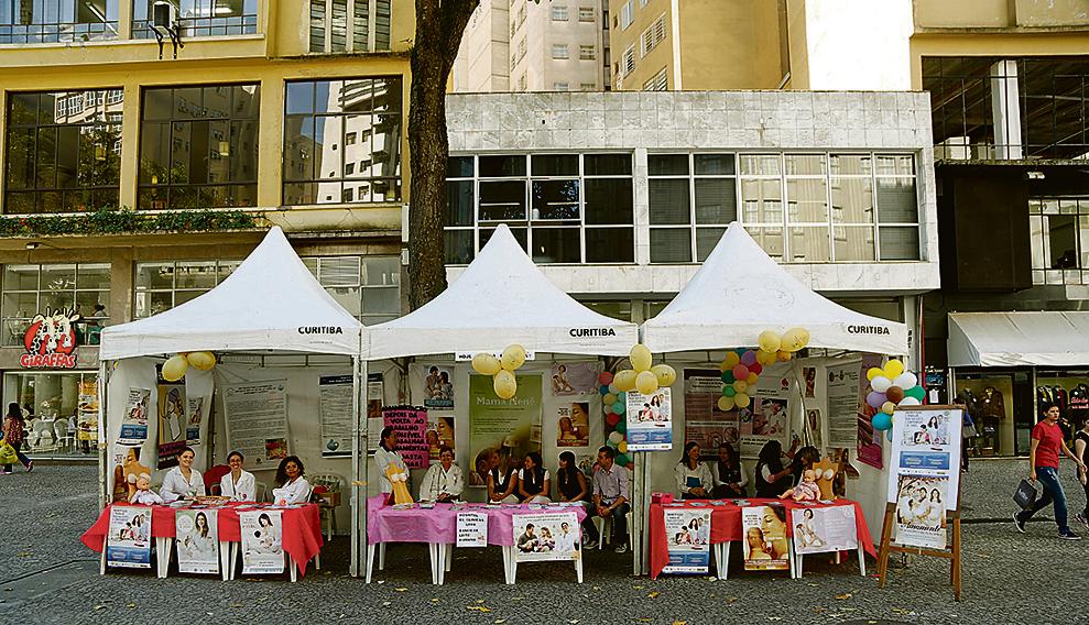 Ação na Boca Maldita, no Centro de Curitiba, orienta mulheres sobre os benefícios da amamentação. Atividade segue ao longo de toda esta sexta-feira (7). | Ciciro Back/Tribuna do Paraná