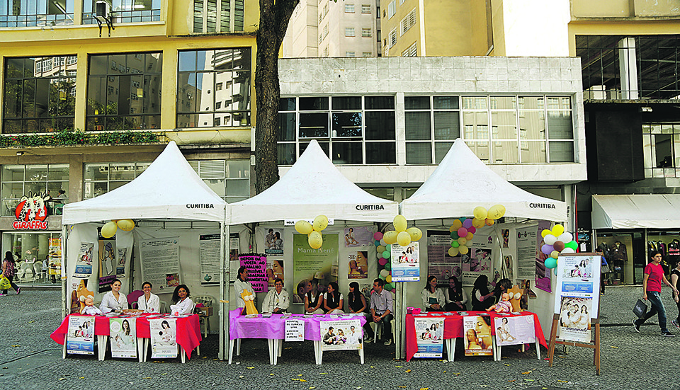 Ação na Boca Maldita, no Centro de Curitiba, orienta mulheres sobre os benefícios da amamentação. Atividade segue ao longo de toda esta sexta-feira (7). | Ciciro Back/Tribuna do Paraná