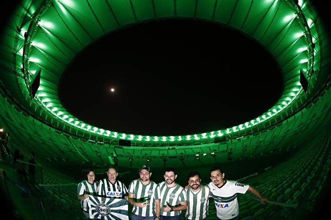 Torcedores do Coritiba estiveram no Maracanã na noite dos 30 anos do título brasileiro sobre o Bangu. | Albari Rosa/Gazeta do Povo
