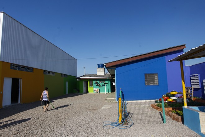 Parte dos fundos da Associação Beneficente São Roque, no Guarituba, em Piraquara. À direita, uma das entradas do teatro. | Daniel Castellano/Gazeta do Povo