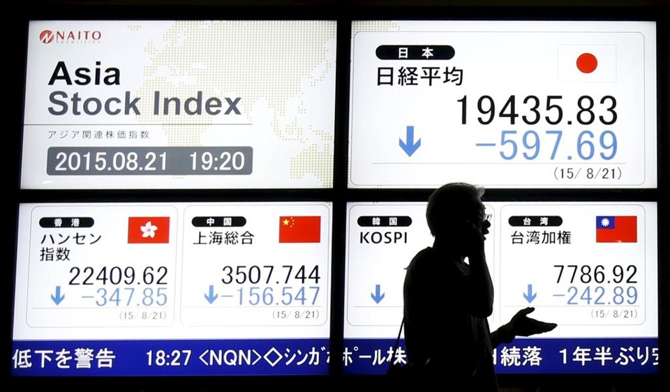 A costumeira falta de transparência das autoridades chinesas deu margem a uma série de especulações sobre os motivos reais da mudança na política cambial de Pequim | ISSEI KATO/REUTERS