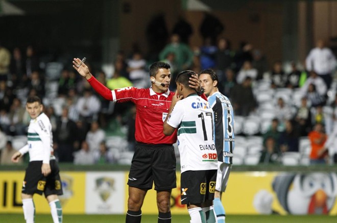 Em lance de toque de mão envolvendo Evandro, o pênalti não foi marcado. | Daniel Castellano/Gazeta do Povo