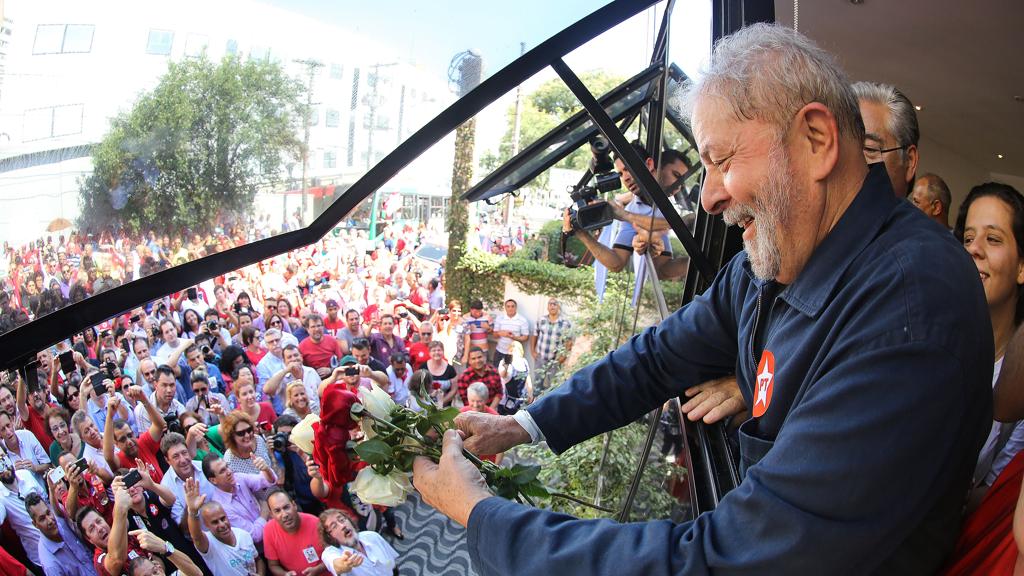 Lula não saiu para se juntar aos manifestantes, mas apareceu na janela do instituto. | Ricardo Stuckert/ Instituto Lula
