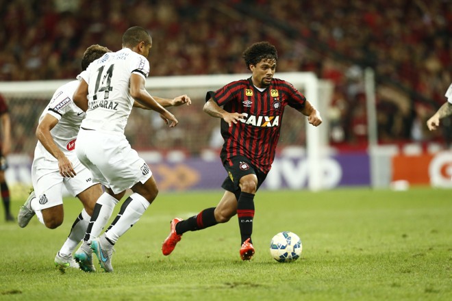 Otávio, convocado para a seleção olímpica, conduz o contra-ataque do Atlético contra o Santos. | Hugo Harada/Gazeta do Povo