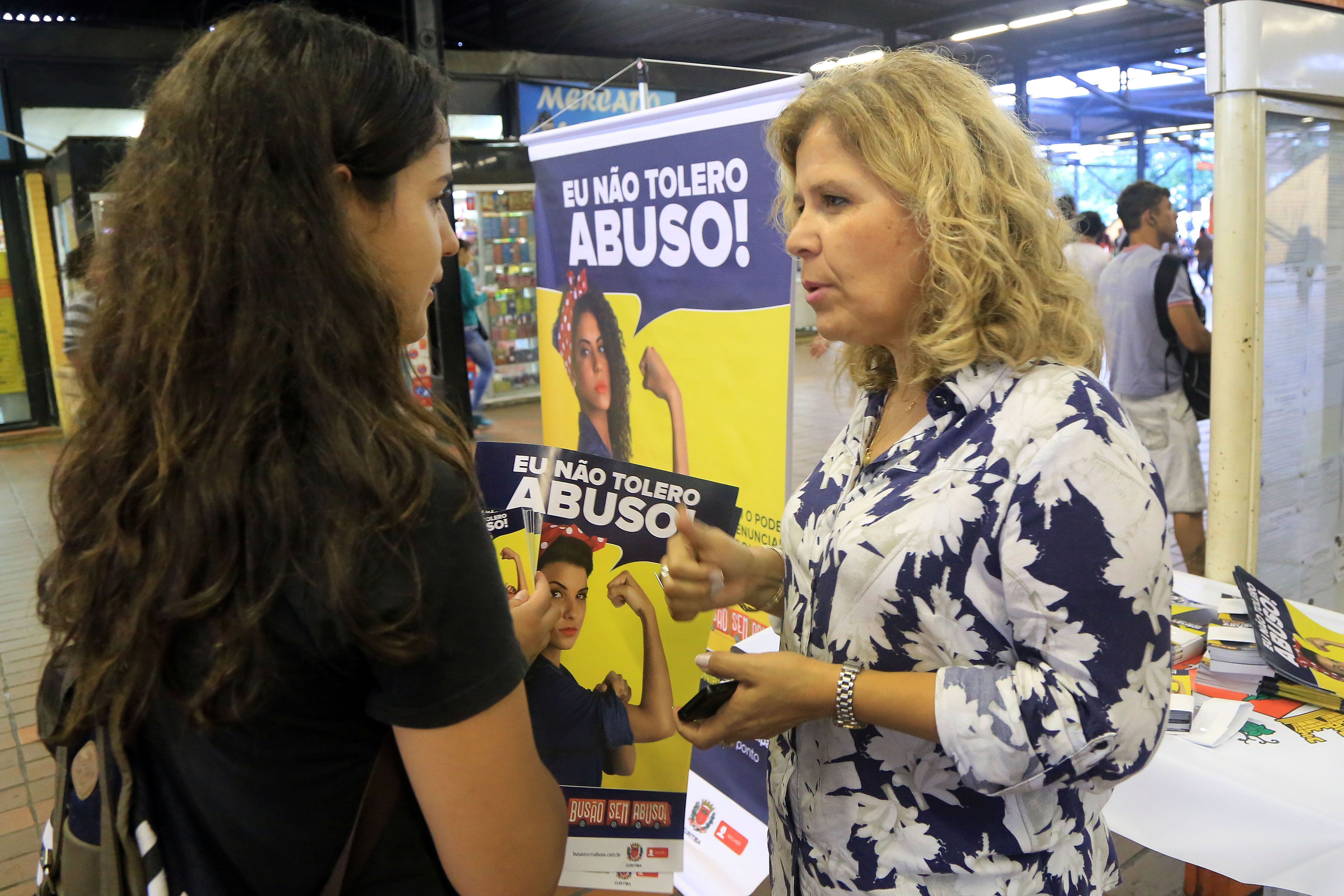 Roseli Isidoro em campanha contra o abuso em ônibus de Curitiba: revolta. | Valdecir Galor/SMCS