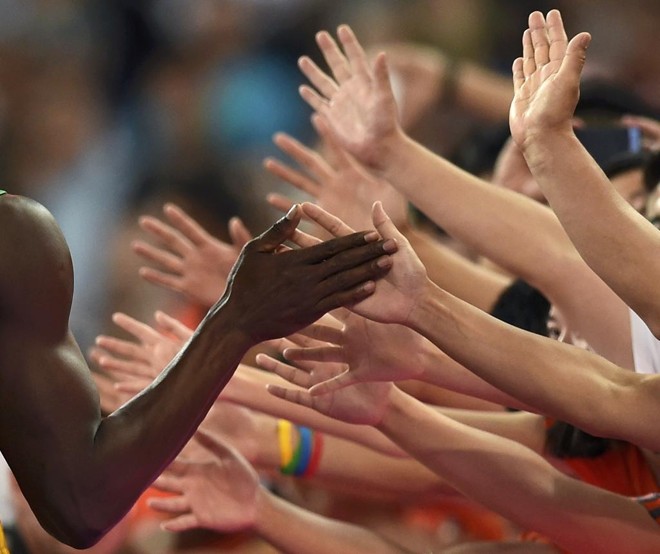 Sempre simpático e atencioso, Bolt cumprimenta o público no Ninho do Pássaro. | DYLAN MARTINEZ/REUTERS
