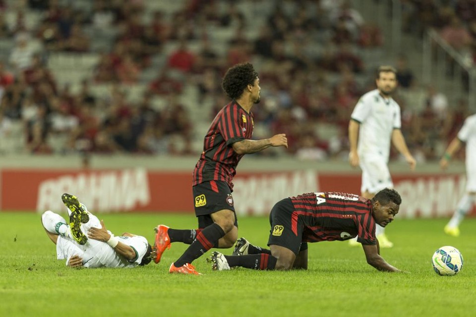 Otávio (em pé) durante a vitória do Atlético contra o Goiás. | Marcelo Andrade/Gazeta do Povo