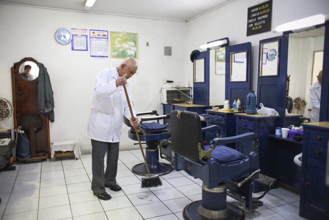 Aos 80 anos, Shigenobo Yoshida, seu Antonio para os íntimos, continua firme na barba e bigode | Daniel Castellano/Gazeta do Povo