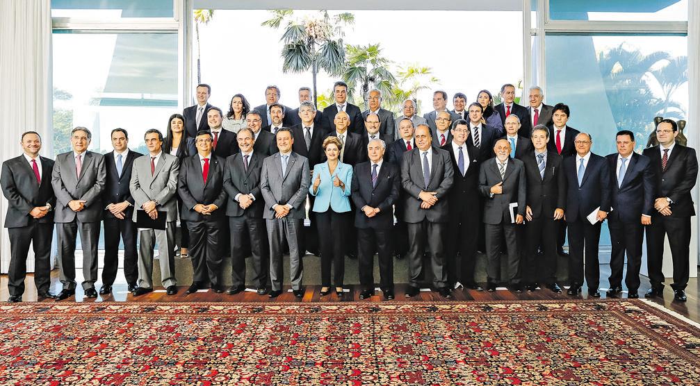 Dilma (a centro), Richa (no alto) e os demais governadores: apesar do pacto pela governabilidade, ninguém conseguiu evitar a aprovação da “bomba” da PEC 433. | Ichiro Guerra/PR