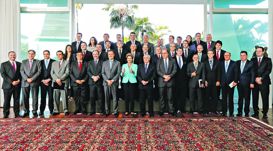 Dilma (a centro), Richa (no alto) e os demais  governadores: apesar do pacto pela governabilidade, ninguém conseguiu evitar a aprovação da “bomba” da PEC 433. | Ichiro Guerra/PR