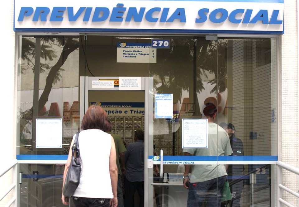 Pensionistas do INSS ficarão sem receber parte do 13.º salário que tradicionalmente era pago em agosto. | Ivonaldo Alexandre/Gazeta do Povo