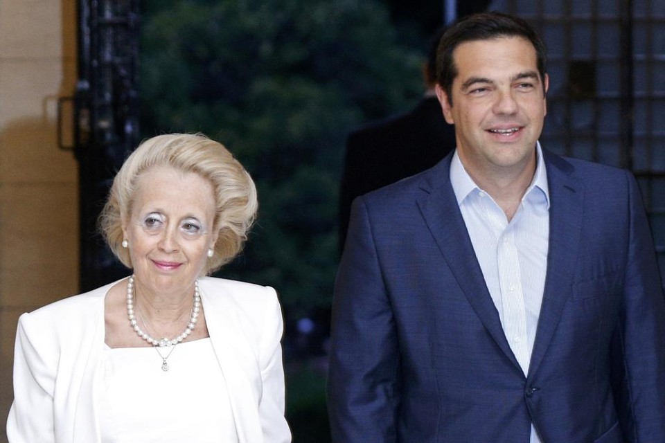 A juíza Vassiliki Thanou ao lado do ex-primeiro ministro da Grécia, Alexis Tsipras, que renunciou há uma semana | Stoyan Nenov/Reuters