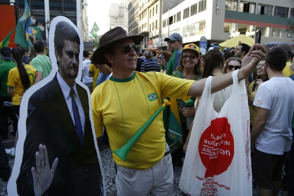 Manifestantes tiram foto com imagem de Sergio Moro | Henry Milléo/ Gazeta do Povo