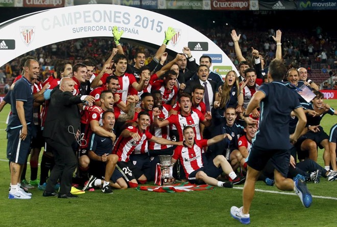 Jogadores do Athletic Bilbao posam para a foto do título da Supercopa da Espanha, após empate por 1 a 1 com o Barcelona, no Camp Nou. | Albert Gea/Reuters