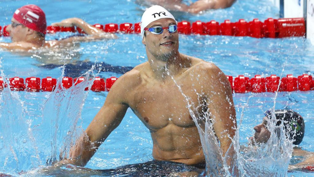 Florent Manaudou comemora a vitória nos 50 m borboleta – Nicholas Santos (à direita) ficou em segundo. | Michael Dalder/Reuters