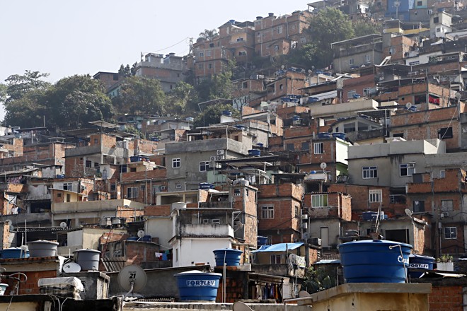 9 Favela da Mangueira. Projeto social coloca moradores da região envolvidos com os Jogos. Mulheres farão 22 mil almofadas para os atletas. | Albari Rosa/Gazeta do Povo