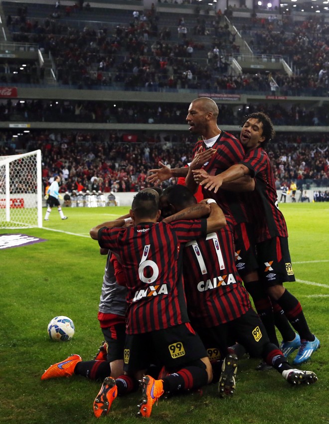 QUASE ATLETIBA: após um jejum de três partidas sem vencer no Brasileirão, o Atlético bateu o São Paulo por 2 a 1, na noite desta quarta-feira (1/7). O Furacão manteve a marca de nunca ter perdido para o time paulista atuando no seu estádio. Agora, já são 15 partidas de invencibilidade. Jogadores comemoram com Marcos Guilherme, autor do segundo gol. | Albari Rosa/Gazeta do Povo