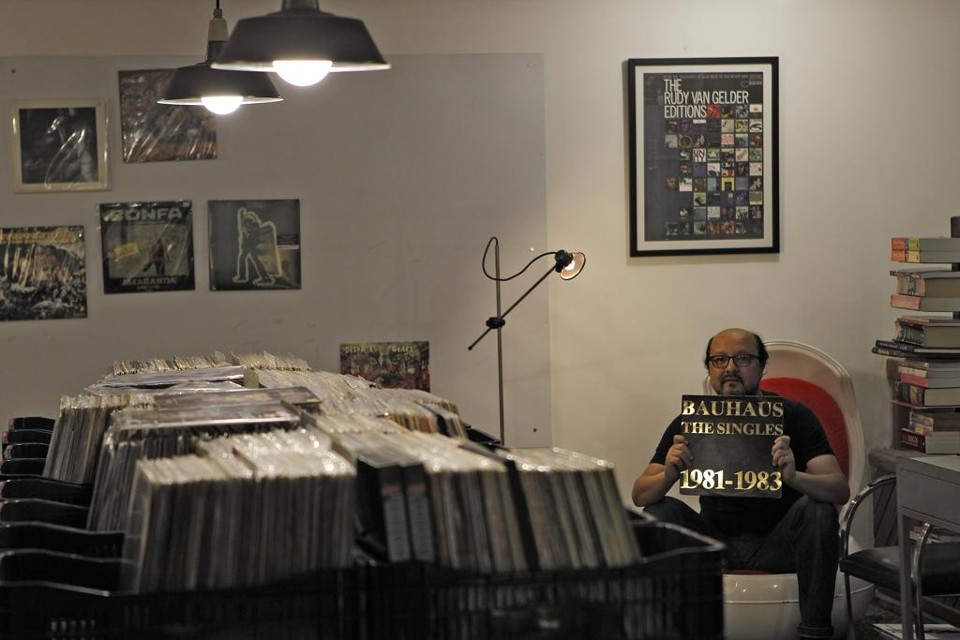 São 1,5 mil LPs e 500 CDs: “Nunca vão parar de ouvir música.” | Jonathan Campos/Gazeta do Povo