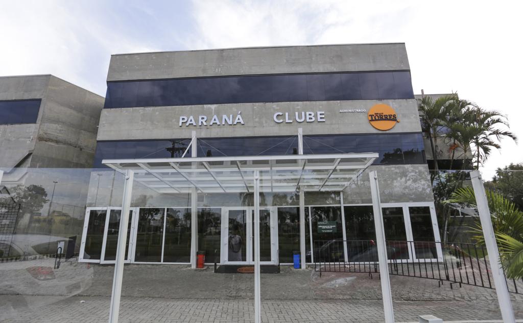 Fachada da sede social do Paraná, na Avenida Presidente Kennedy: grave crise financeira. | Daniel Castellano/Gazeta do Povo