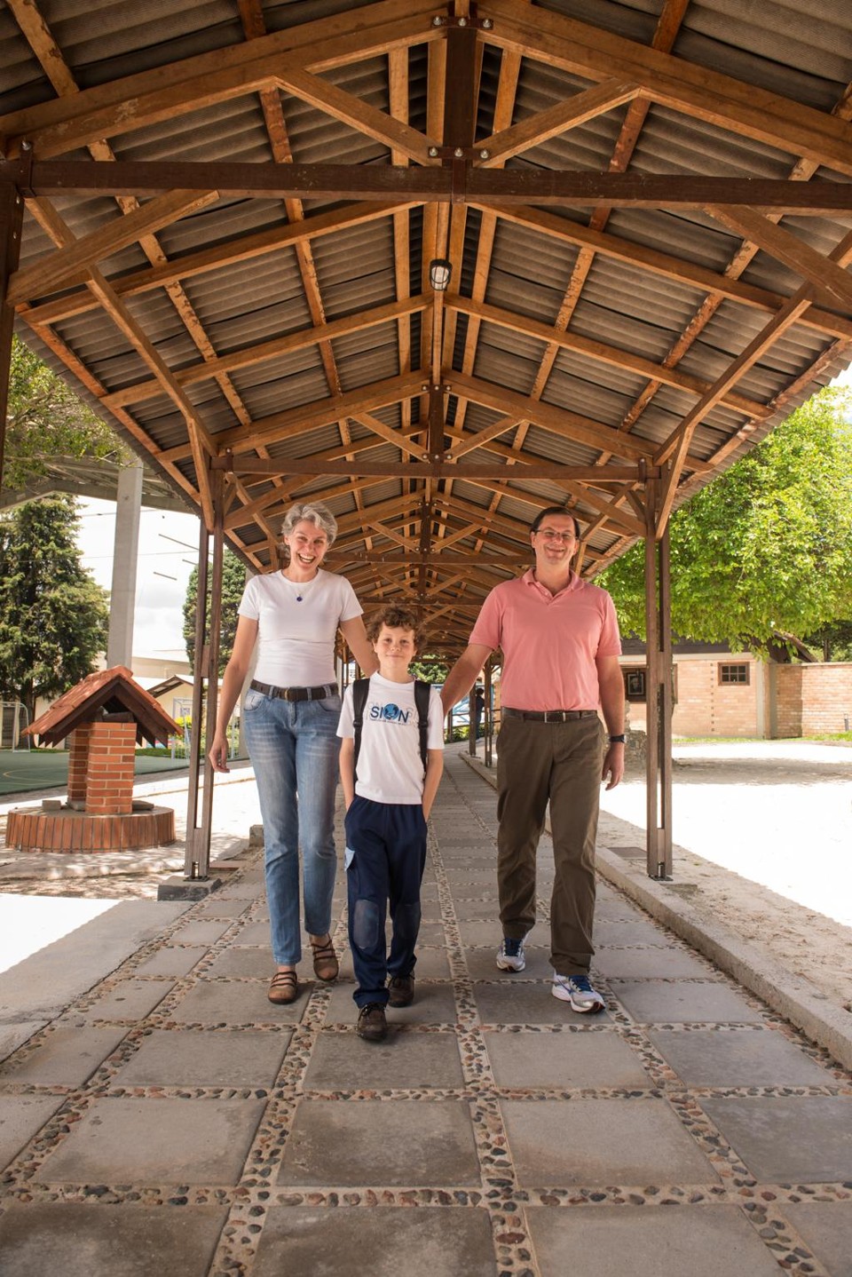 Guilherme e seus pais, Silvana e Fernando: aos 9 anos, cuidando das próprias tarefas. | Lucas Pontes/Gazeta do Povo